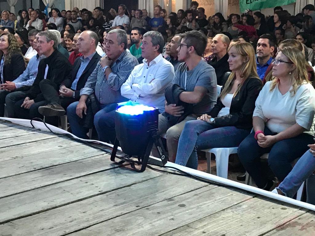 JavierPelegrina's tweet photo. Acompañando la presentación de candidatos en #Tunuyan y a nuestro querido @MartinAveiro
Vamos por el triunfo en el departamento y en toda la provincia #3erDistrito #ConstruyendoUnidad #ElegíTunuyán #Elegí https://t.co/ZoGNvWe1ae
