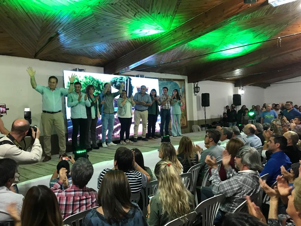 JavierPelegrina's tweet photo. Acompañando la presentación de candidatos en #Tunuyan y a nuestro querido @MartinAveiro
Vamos por el triunfo en el departamento y en toda la provincia #3erDistrito #ConstruyendoUnidad #ElegíTunuyán #Elegí https://t.co/ZoGNvWe1ae