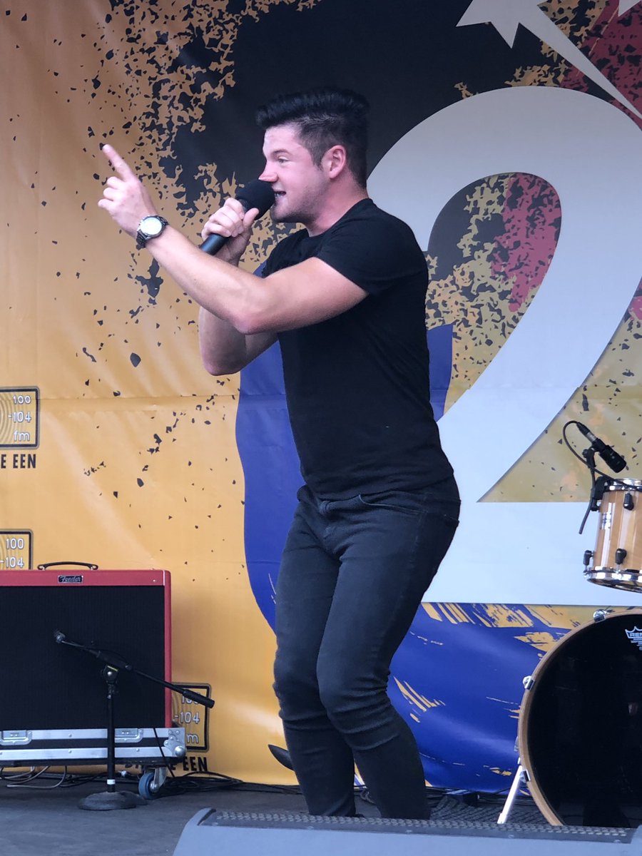 Nou op die verhoog by <a href="/zarsg/">RSG 100-104FM</a> verhoog by die <a href="/KKNKfees/">KKNK</a> - <a href="/johananker_/">Johan Anker</a> - man met die groot stem!