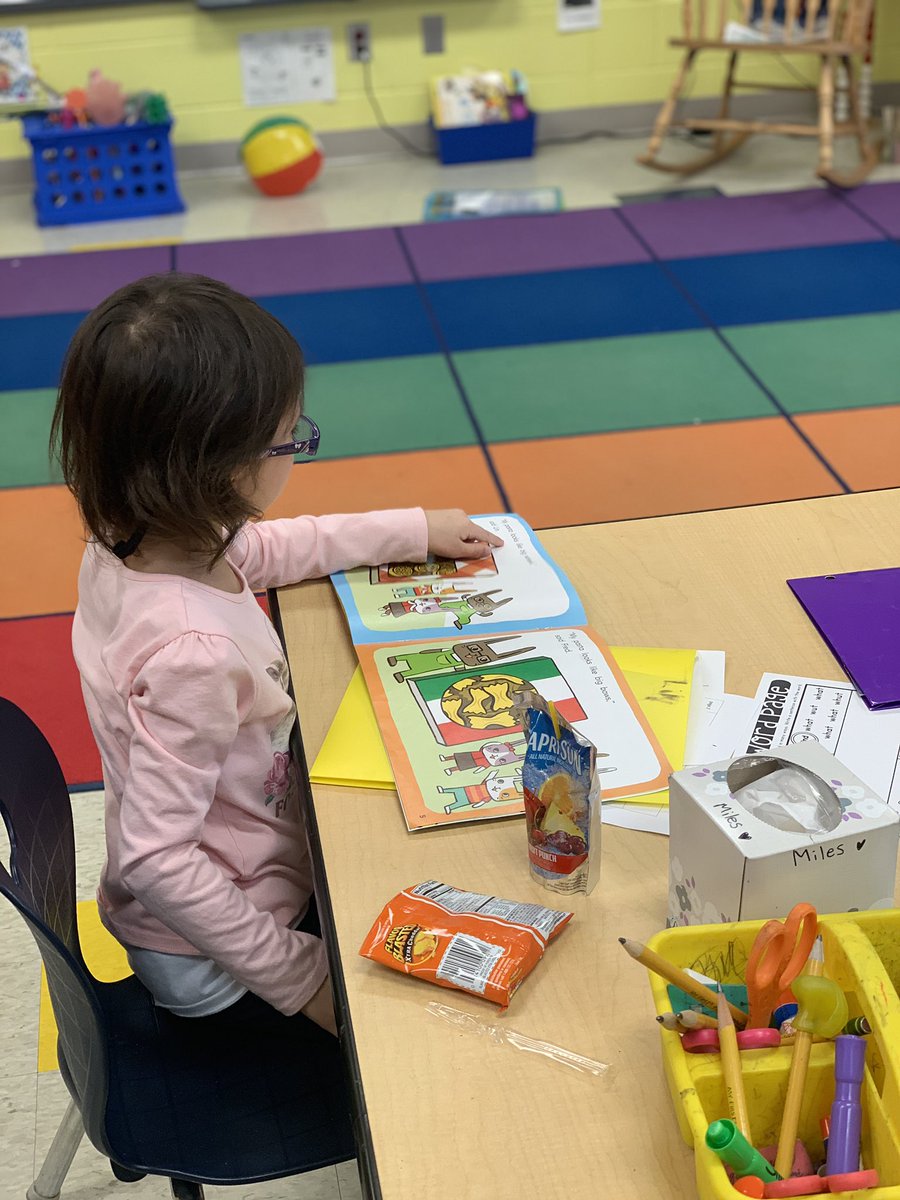 Love to see my friends independently reading and loving books! #Kindergarten <a href="/SouthShoreAACPS/">SouthShoreElementary</a>