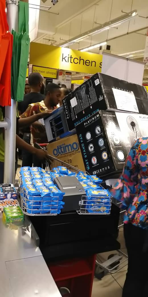 Sirwoley's tweet photo. Ismaila Tijani with 99 seconds for 200,000 naira !
This #9ShoppingDash sweet die abeg
#9mobileMagicHour https://t.co/SXdOt4r6X4
