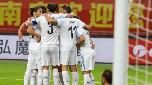 Los jugadores uruguayos celebrando un gol.