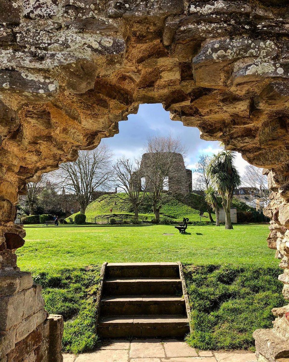 LoveXchurch's tweet photo. A view through the 12th century Norman house towards Christchurch Castle which lied on the Saxon fortified settlement of Twyneham. #LoveXchurch

#ChristchurchDorset @EnglishHeritage #ChristchurchCastle #NormanHouse #Dorset #Travel #VisitDorset #EnglishHeritage https://t.co/N7idDODC8F
