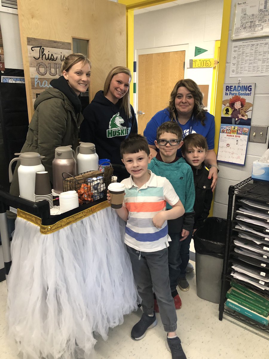 AbbyBrowningS's tweet photo. Keep an eye out for the sweetest gentlemen delivering beverages around FH today! #HuskyProud #PuttingPeopleFirst https://t.co/rKG8DMCax5