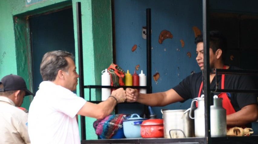 Un choque de manos en #Guatemala significa un saludo bien dado, y a los guatemaltecos nos gusta ser amables y educados. ¿De qué forma saludan ustedes?