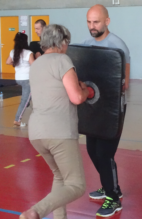 Gendarmerie_007's tweet image. [VIOLENCES FAITES AUX FEMMES 4/5]
En 2018, la gendarmerie a mis en place des stages d&apos;auto-défense pour les femmes victimes de violences. Elles sont initiées aux techniques de dégagement et d’évitement, secourisme, gestion des conflits et confiance en soi. #LibererLaParole