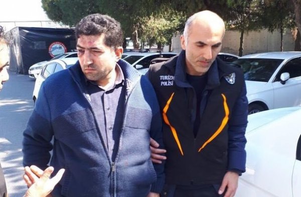 Bu karaktersiz yüzünden uberci karaktersizler ekstra mesai yapıyorlar. Bir çürük elma daha meslekten ayıklandı. İşini hakkıyla yapan taksicilerin üzerinden bir ağırlık daha kalktı. Olay budur.

#Uber hala hırsız, uberciler hala korsan...