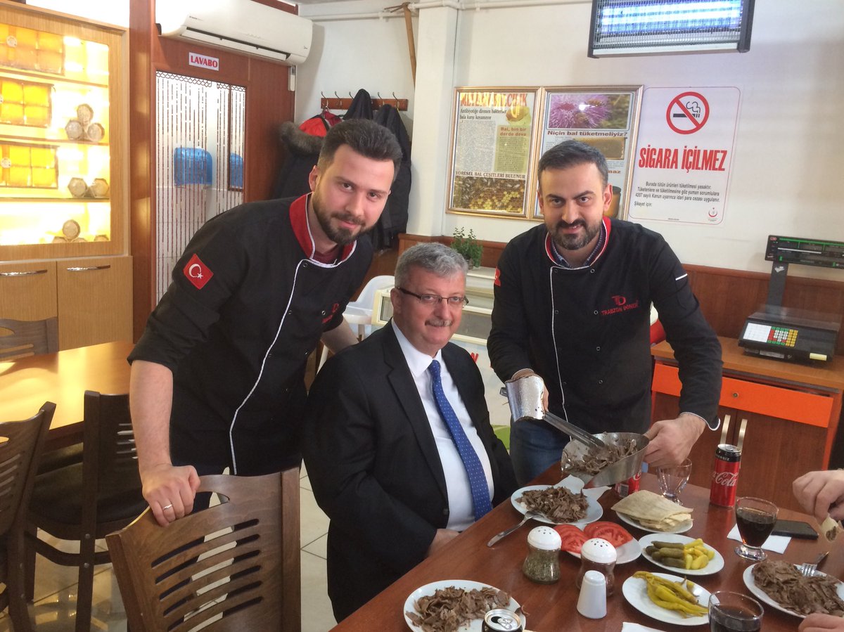 trabzondonerr's tweet photo. bul #kucukcekmece #cennetmahallesi #mekan #restaurant #lezzet #yummy #yemek #doner #kebap #donerkebap #etdöner #yaprakdoner #eat #eating #nefis #food #mekan #mutfak #gurme  #instagood #instafood  #trabzon #arakli #akcaabat #surmene #trabzonspor https://t.co/DVEPrftBZs