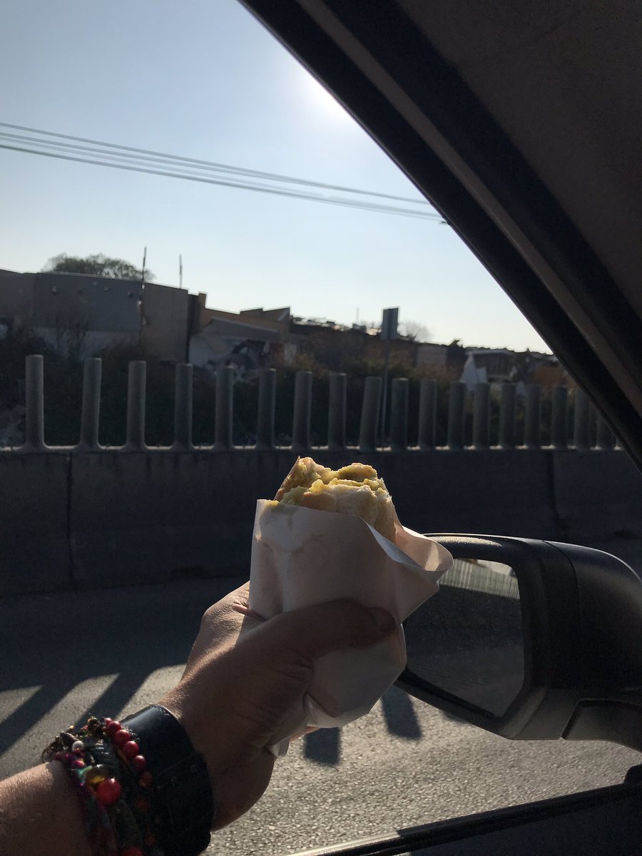 LunaGabela's tweet photo. #EsDeGordos sacar tu torta de tamal por la ventanilla del carro para que se enfríe #cuálestutécnica https://t.co/yY7WQ7Z1e9