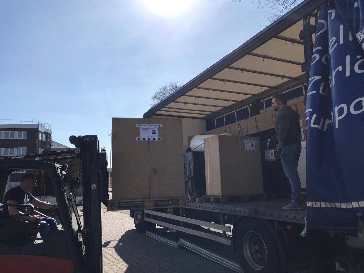 FRIMO_Group's tweet photo. Bei strahlendem Sonnenschein wird unser LKW für die PSE Europe beladen und im Anschluss geht es nach München! ☀️ Treffen Sie uns dort ab dem 26. März in Halle 3, Stand 419.
#FRIMO #PSEEurope #polyurethane #plastics #exhibitions https://t.co/RY7tIU8YR5