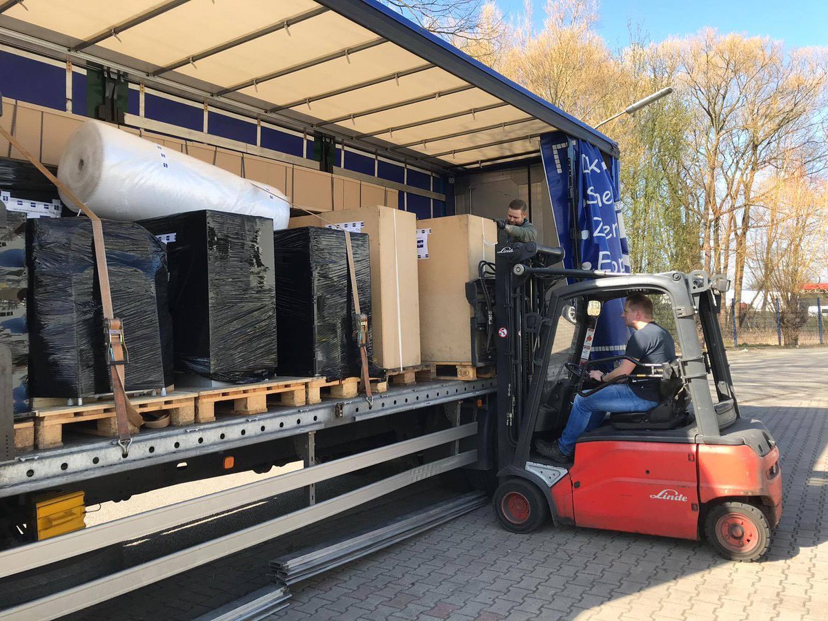 FRIMO_Group's tweet photo. Bei strahlendem Sonnenschein wird unser LKW für die PSE Europe beladen und im Anschluss geht es nach München! ☀️ Treffen Sie uns dort ab dem 26. März in Halle 3, Stand 419.
#FRIMO #PSEEurope #polyurethane #plastics #exhibitions https://t.co/RY7tIU8YR5