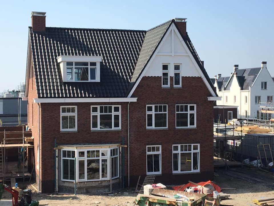 DeGrootVrmshp's tweet photo. Prefab #daken en #bergingen voor 51 woningen park leeuwenhoeck in Wateringen. De blauwe folie op onze #prefab #daken kleurt goed bij de strakke blauwe lucht in Wateringen! https://t.co/QBeRKzJklR