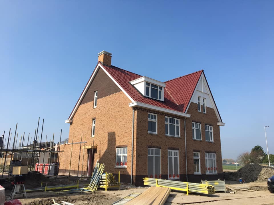 DeGrootVrmshp's tweet photo. Prefab #daken en #bergingen voor 51 woningen park leeuwenhoeck in Wateringen. De blauwe folie op onze #prefab #daken kleurt goed bij de strakke blauwe lucht in Wateringen! https://t.co/QBeRKzJklR