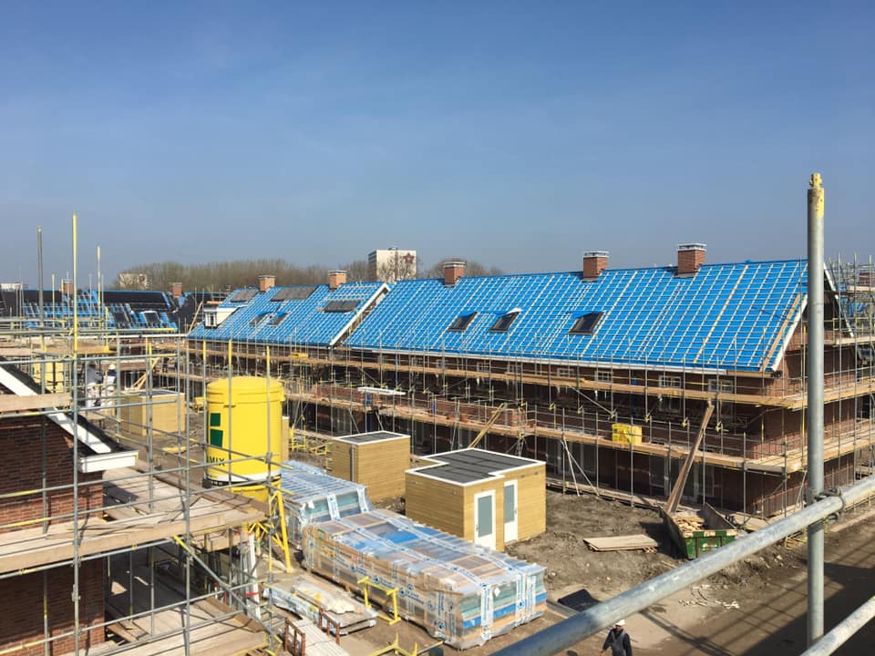 DeGrootVrmshp's tweet photo. Prefab #daken en #bergingen voor 51 woningen park leeuwenhoeck in Wateringen. De blauwe folie op onze #prefab #daken kleurt goed bij de strakke blauwe lucht in Wateringen! https://t.co/QBeRKzJklR
