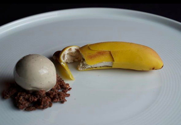 WalkingMatters's tweet photo. ‘Baby Banana’ an absolutely beautiful presentation by @eunji_leeee 🍌 Thanks for sharing @steeliteusa 🙌🏻 👏🏻
#TabletopMatters
#artofpresentation #starchefsrisingstars @SteeliteEMEA https://t.co/omqr9OCxYW