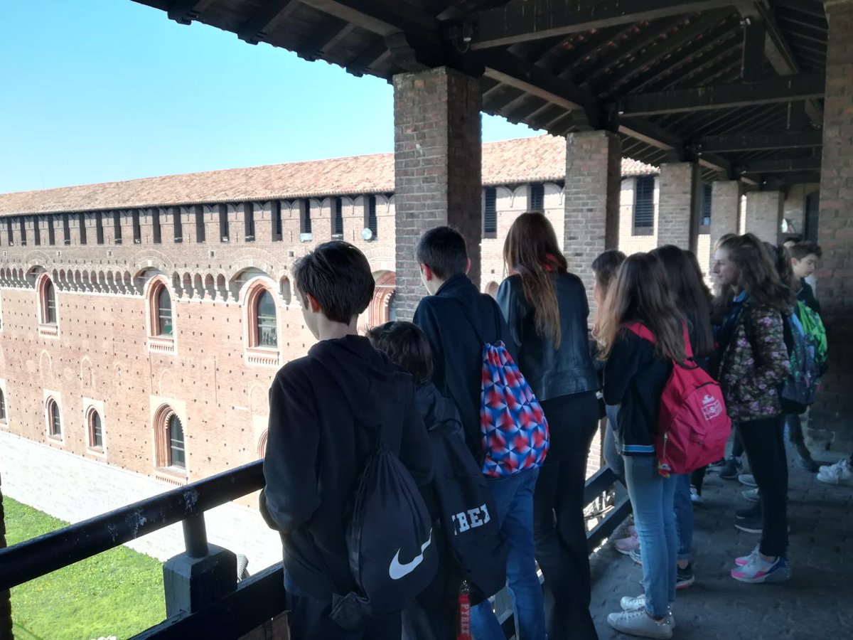 sdbpaderno's tweet photo. Le merlate e le stanze delle guardie #2bsecondaria in uscita al Castello Sforzesco di Milano grazie al premio di "Natale arriva in città" https://t.co/ShnS3KrvtN