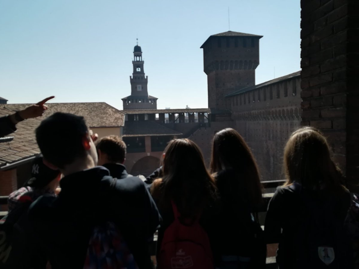 sdbpaderno's tweet photo. Le merlate e le stanze delle guardie #2bsecondaria in uscita al Castello Sforzesco di Milano grazie al premio di "Natale arriva in città" https://t.co/ShnS3KrvtN