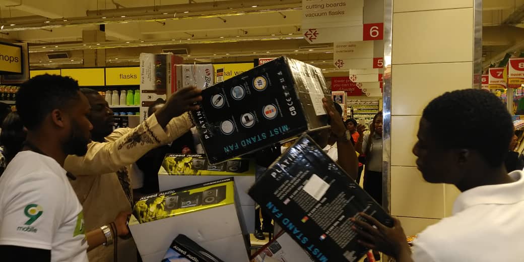 Sirwoley's tweet photo. Can you pack all these items in 59 seconds?? 🤔
Here's John chukwu with #9ShoppingDash items worth 200k
#9mobileMagicHour https://t.co/ySz0e6jWsx