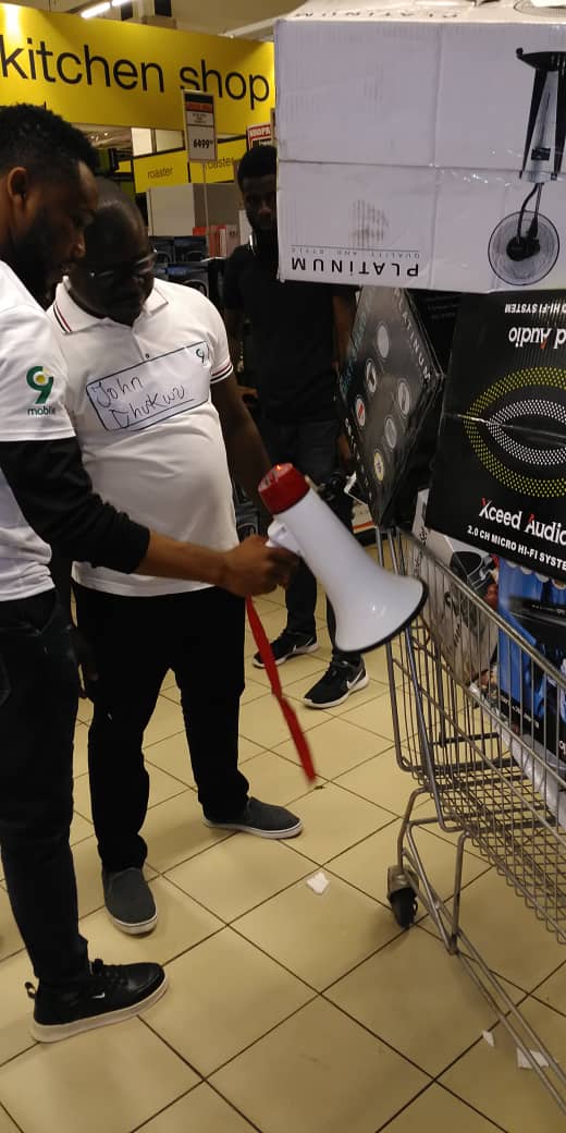 Sirwoley's tweet photo. Can you pack all these items in 59 seconds?? 🤔
Here's John chukwu with #9ShoppingDash items worth 200k
#9mobileMagicHour https://t.co/ySz0e6jWsx