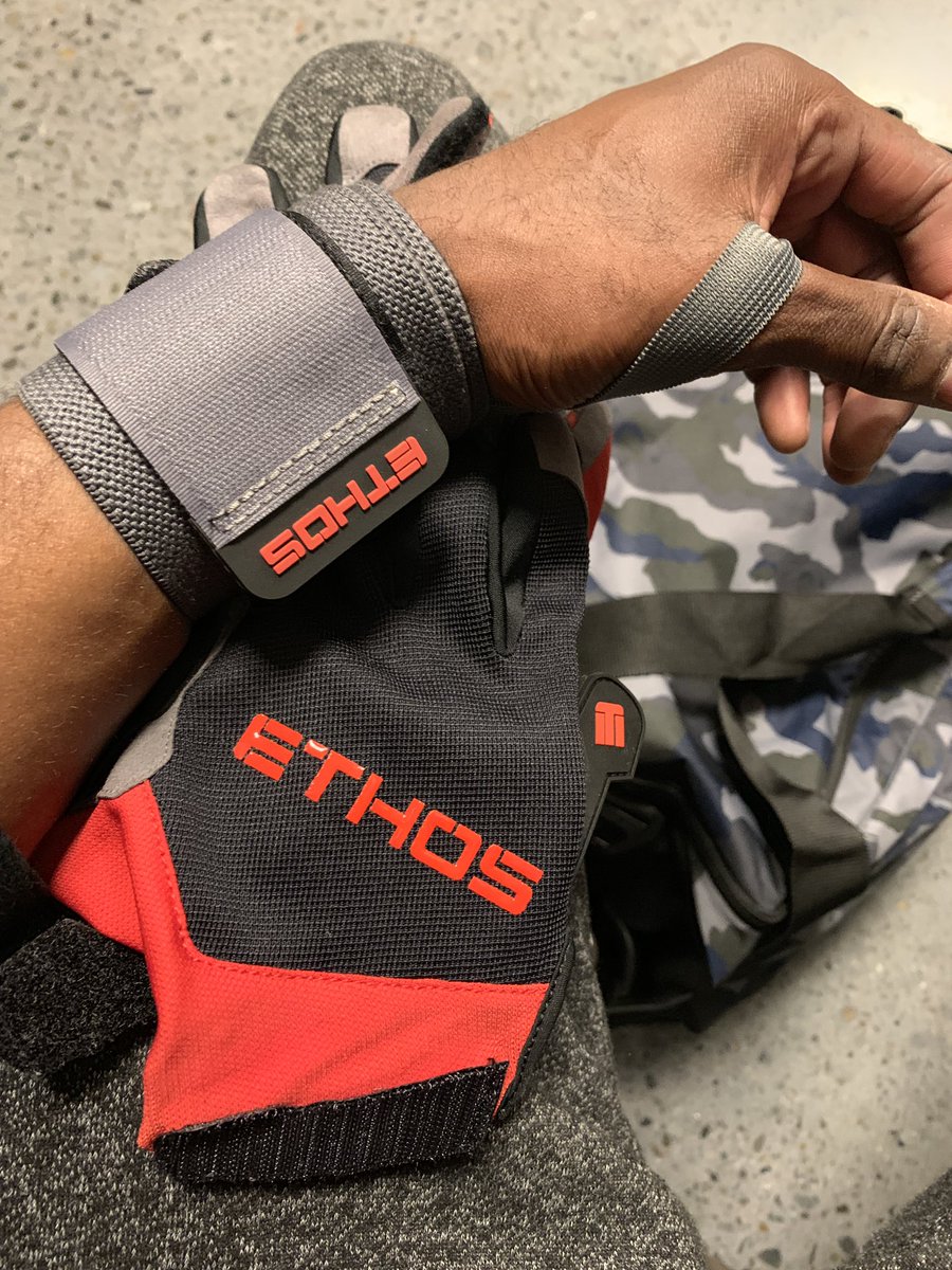 TBalt's tweet photo. Solid purchase. Wrists feel completely better with them on. This is my first time using these types of wrists wraps. I used to use my boxing wraps which would take forever to prepare.
#GetFitOrLiveTrying #GymTherapy #DearMom #DearDad 🧠♥️💪🏿 https://t.co/KfxBK1dw8e