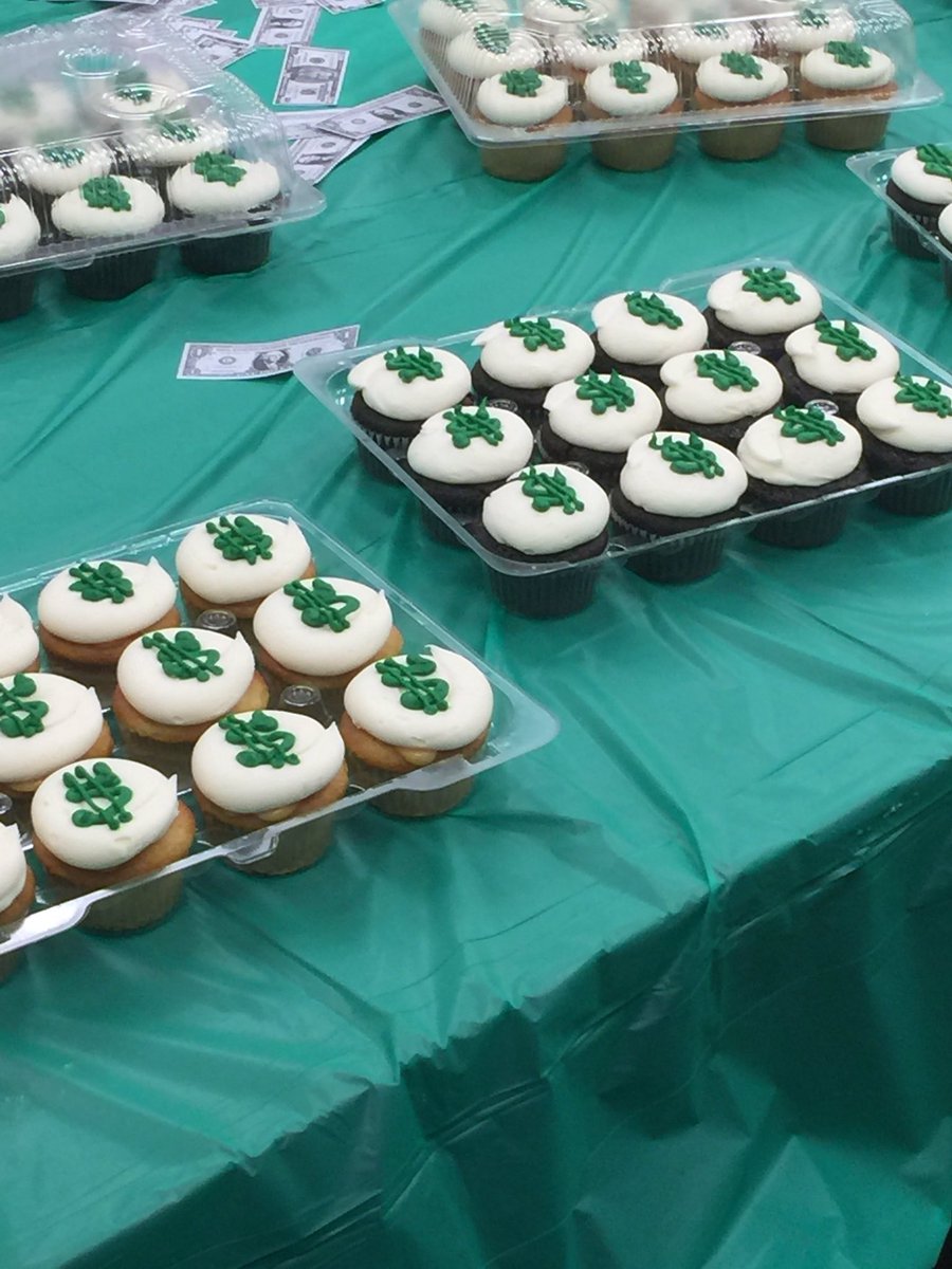 wright2388's tweet photo. Success Sharing at the Woo!!! Cupcakes💰💰💰💰💰@WHd2684 @DanielleKida1 @stevenlongmoor1 https://t.co/AdHD4RZJzP