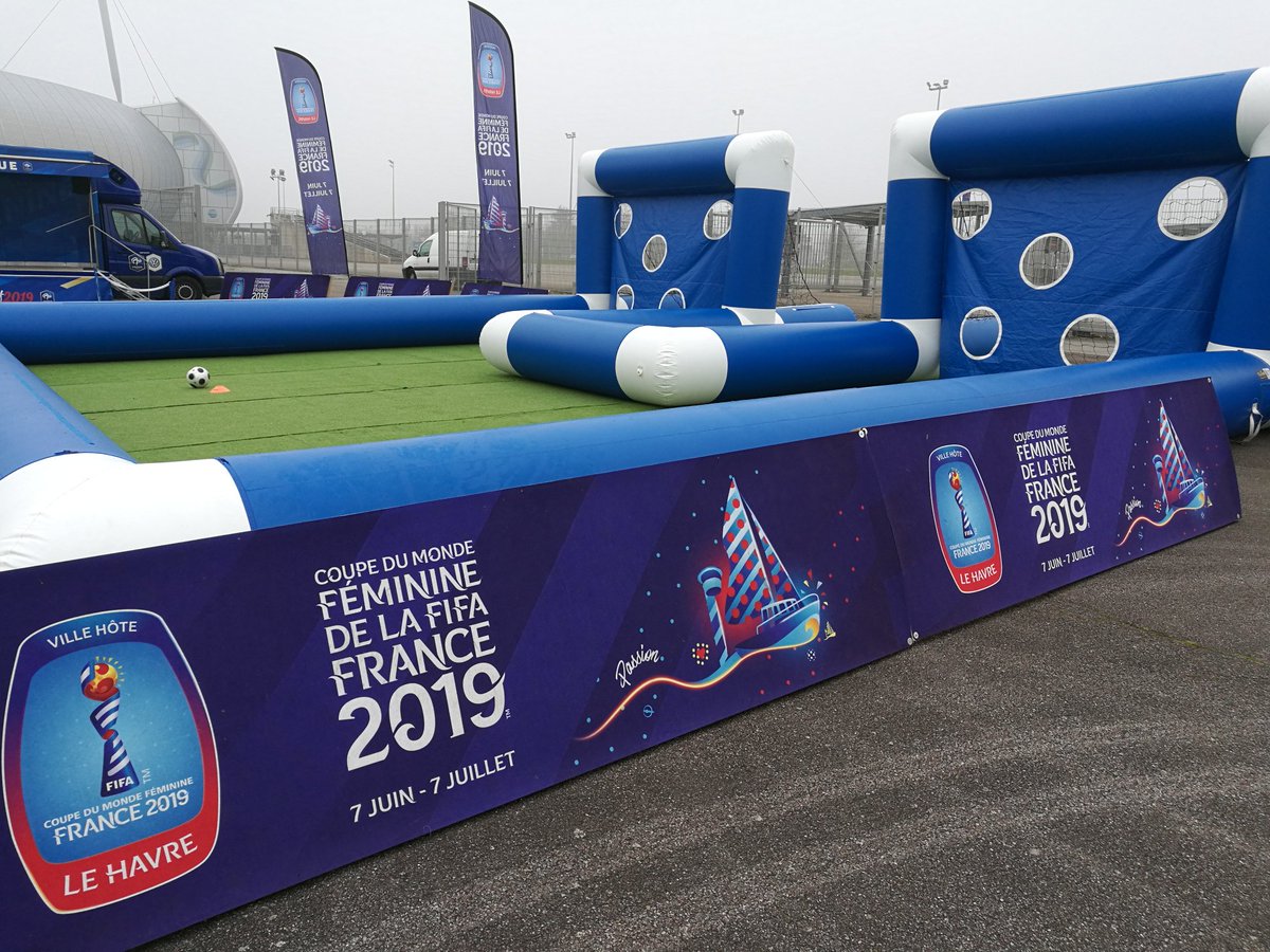 LFNofficiel's tweet photo. On vous attend nombreux à la @Foirerouen, La @LFNofficiel y sera jusqu'à dimanche pour la promotion de @FIFAWWC. Surprise demain, nous accueillerons Ettie 🐥.
#Ettie #DareToShine  #lemomentdebriller https://t.co/3LhmEQVE0f