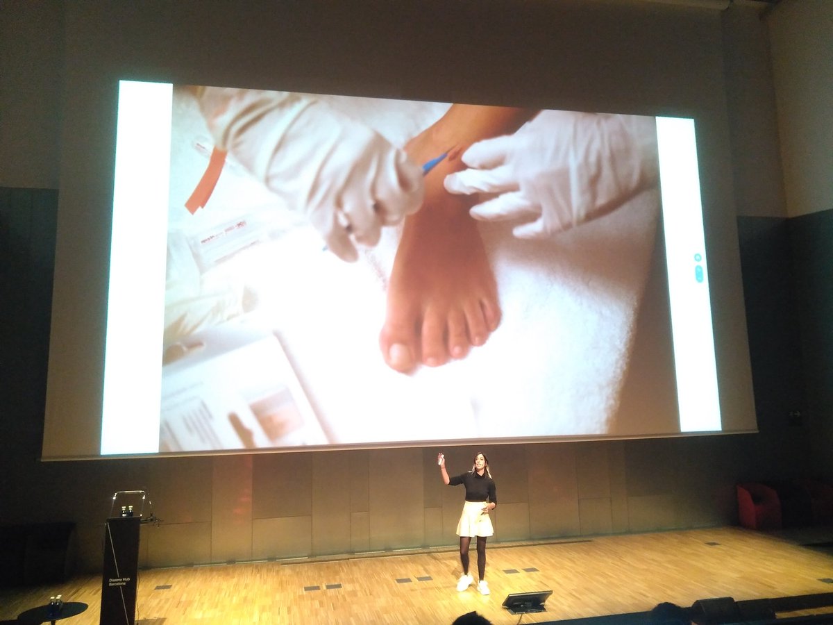 maraka_koop's tweet photo. Ha sido genial escuchar a @moonribas en #DesignBeyondTechnology 

Chips
Arte cyborg
Dos latidos 
Percusión sísmica
⚡😍
... https://t.co/ttygs2HOOC