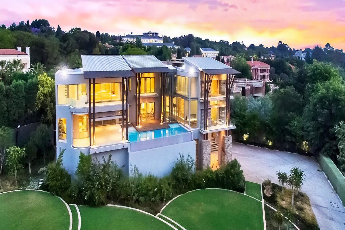vimfaync's tweet photo. Looking for luxury? This might be your year! https://t.co/sxqcPJFeDN https://t.co/U2Ay42AQQa