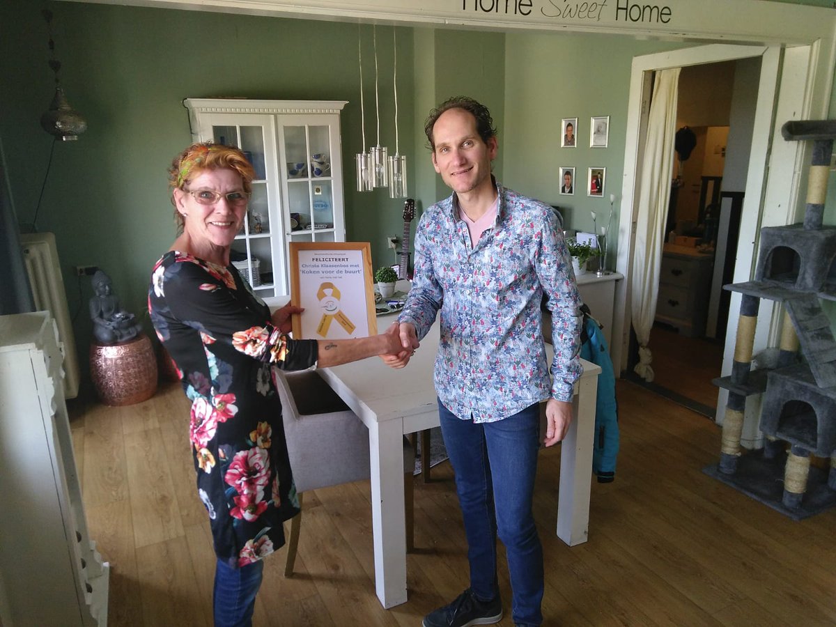 bfhsum's tweet image. Christa Klaasenbos ontving vanmiddag het #GoudenLintje 2019 voor het meest betekenisvolle bewonersinitiatief in #Hilversum. Met Koken in de Buurt kookt Christa maaltijden bij haar thuis en brengt deze bij buurtgenoten die minder goed zelf kunnen koken en daardoor minder goed eten