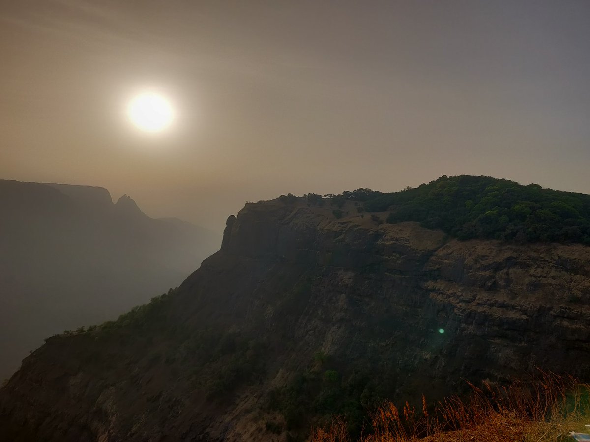hemalakshmit's tweet photo. They say the grass is greener on the other side!! So from #LouisaPoint yesterday, we went to #EchoPoint today which is exactly on the otherside. And both sides are equally beautiful!! Exploring #Matheran #narurelover https://t.co/I5CyOVyqOg