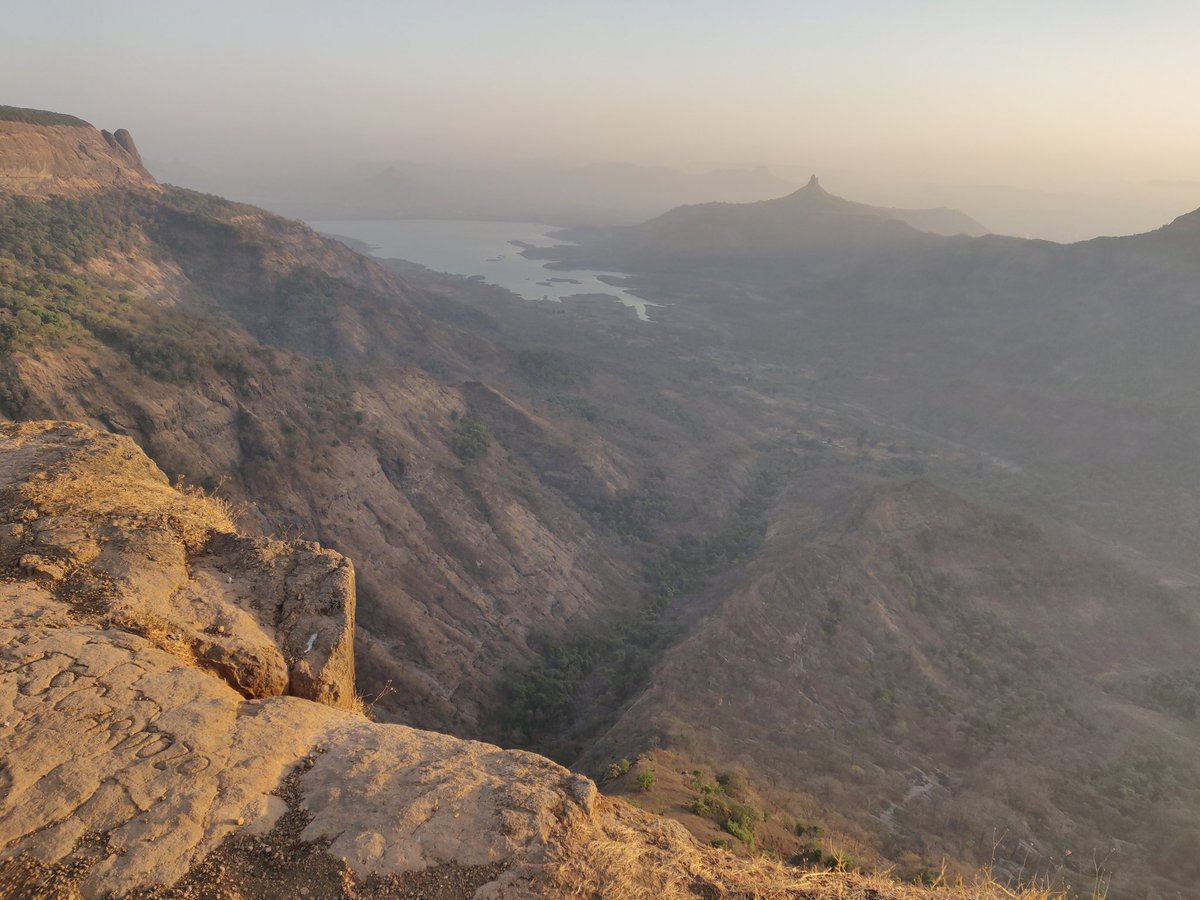 hemalakshmit's tweet photo. They say the grass is greener on the other side!! So from #LouisaPoint yesterday, we went to #EchoPoint today which is exactly on the otherside. And both sides are equally beautiful!! Exploring #Matheran #narurelover https://t.co/I5CyOVyqOg