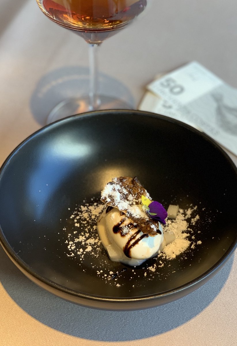 BlogHedonista's tweet photo. #helado de #chocolate blanco y #topinambur de los chefs @elcordobesss de @ameliarestauran @minarestaurant y #restaurantezarate y @Miramar_P_Perez #mateucasañas de @CompartirCDQ y #marcgascons de @ElsTinars con #manzanadegirona en #decostaacosta la #costabrava viaja a #euskadi https://t.co/Ldyq6ZkViq