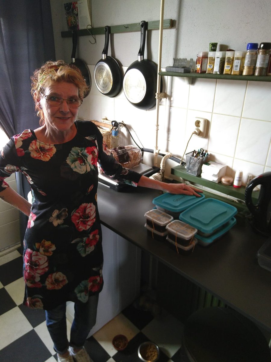 bfhsum's tweet image. Naast dat Christa Klaasenbos ervoor zorgt dat haar buurtgenoten goed eten, probeert ze er ook voor te zorgen dat deze mensen de maaltijd bij elkaar opeten om zo de #saamhorigheid te vergroten en #eenzaamheid in #Hilversum te verminderen #GoudenLintje #PeoplePower @pieterbroertjes