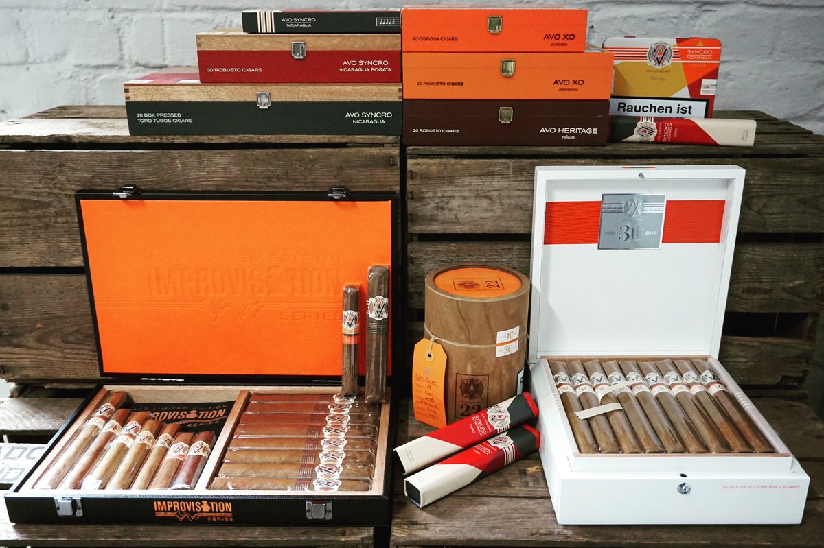 Der große Avo Uvezian wäre heute 93 Jahre alt geworden. Mit seinen fantastischen Blends hat er seiner Nachwelt geschmackvolle Smokes hinterlassen, durch die der charismatische Zigarrenkenner und Musiker sicher nie in Vergessenheit geraten wird. noblego.de/avo-zigarren/