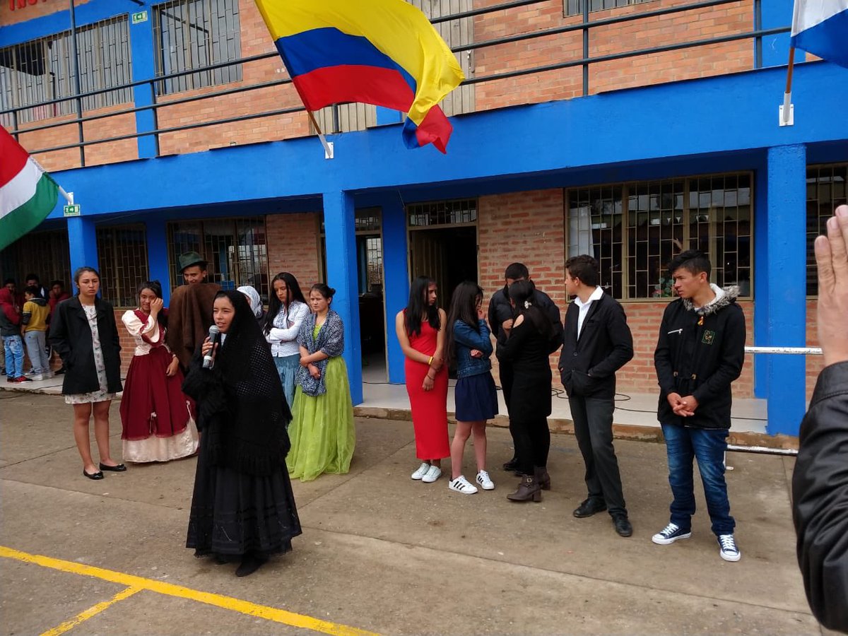 SecEducacionBoy's tweet photo. #AEstaHora en el #DíaDeLaEquidaddeGénero, en la I.E. Suse de #Aquitania se resaltan los personajes del Bicentenario: Antonia Santos, Pedro Pascasio Martínez, Policarpa Salavarrieta y Simona Amaya, en una ceremonia especial para evidenciar que están en #ModoBicentenario. https://t.co/2dCxNe6FXK