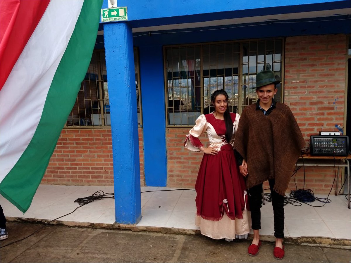 SecEducacionBoy's tweet photo. #AEstaHora en el #DíaDeLaEquidaddeGénero, en la I.E. Suse de #Aquitania se resaltan los personajes del Bicentenario: Antonia Santos, Pedro Pascasio Martínez, Policarpa Salavarrieta y Simona Amaya, en una ceremonia especial para evidenciar que están en #ModoBicentenario. https://t.co/2dCxNe6FXK