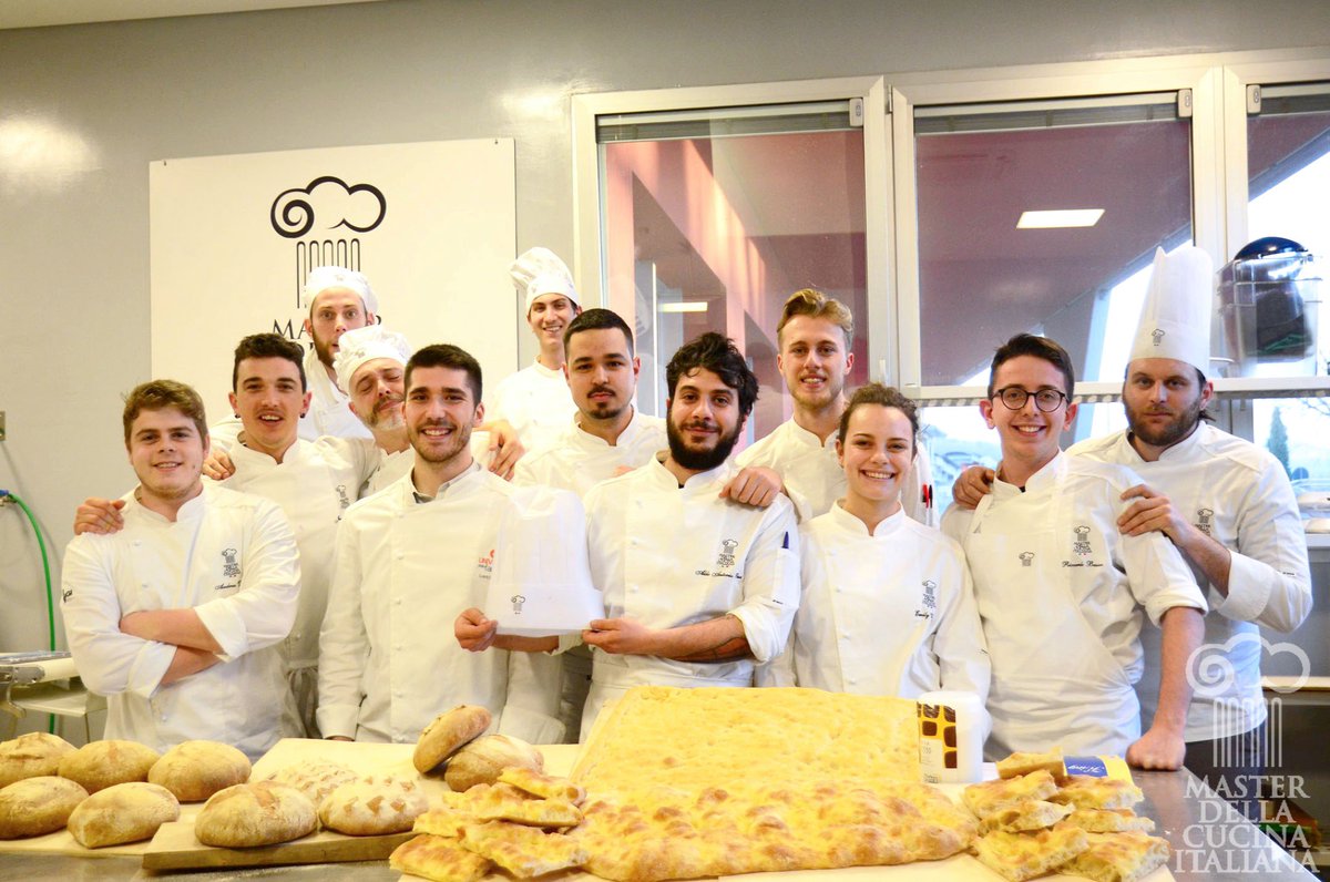 MasterCucina's tweet photo. Un'intera giornata dedicata alla farina e agli impasti, oltre ovviamente a produrre pane, pizza e tanti altri lievitati.
Un'intera giornata con @Petra, una grande realtà che sostiene il Master della Cucina Italiana https://t.co/pPoi8X37yQ