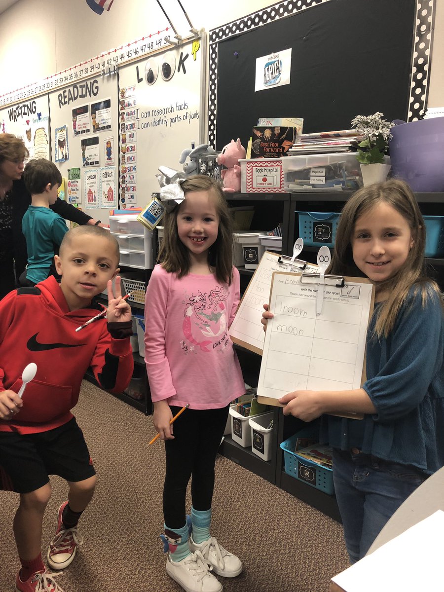 Miss_Wegman's tweet photo. Been waiting all year for my favorite spelling pattern! Write the room with your spoon! @MadisonPlaceK5 https://t.co/JeMM4jotG8