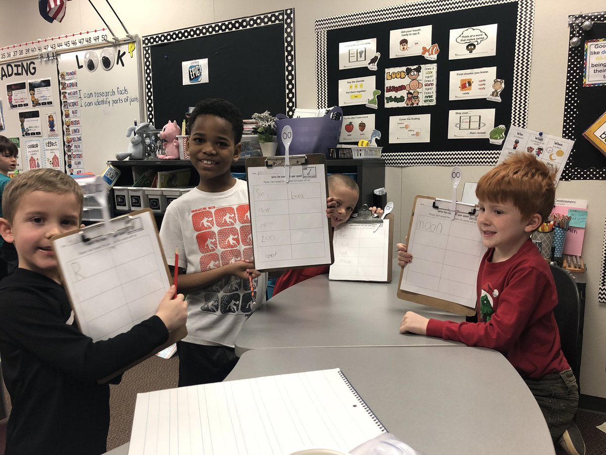 Miss_Wegman's tweet photo. Been waiting all year for my favorite spelling pattern! Write the room with your spoon! @MadisonPlaceK5 https://t.co/JeMM4jotG8