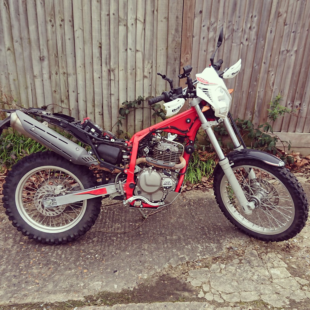 Hippo_Drones's tweet photo. Stripped down ready to be serviced....
#betamotor #Beta #betaalp4 #motorcycle #oily #selfservice #tinkering #spannermonkey https://t.co/hS62V6z6Sg