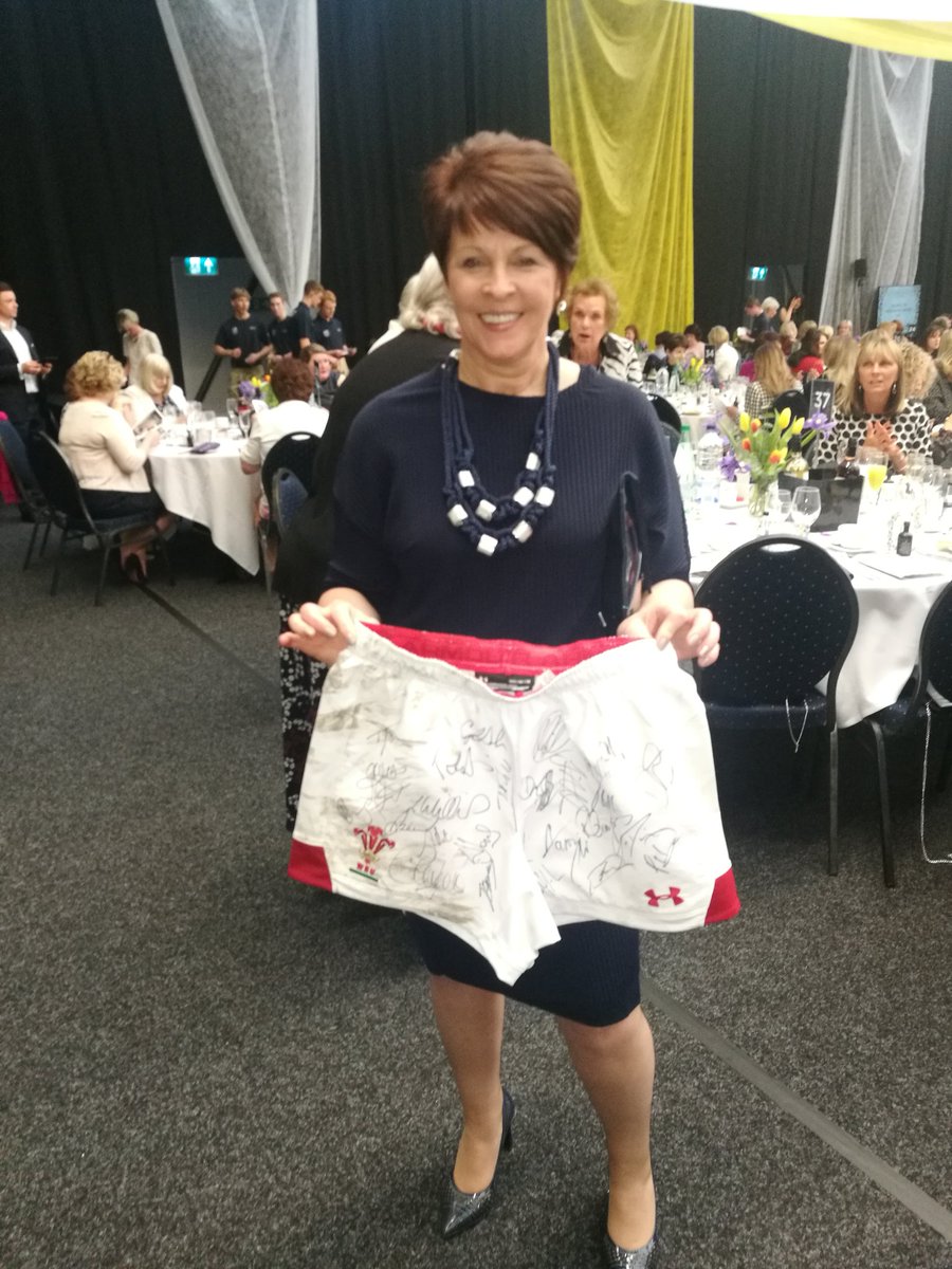 YvonneTywydd's tweet photo. Cinio elusen #WIWLUNCH @SophiaGardens er budd @savechildrencym @kpcyouth Araith arbennig gan gyfarwyddwr @pizzahut Kathryn Austin, @ruthwignall yn arwain yn wych ac Anne Davies gyda siorts y mab, Gareth, mewnwr #Cymru i'r ocsiwn! Gwyliwch @HenoS4C nos Lun 7yh @S4C https://t.co/q9v1tx37kt
