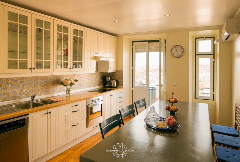 LaComunity's tweet image. It smells good, it smells like Lisbon 😉🇵🇹 come discover our magnificent apartments in the the Europe’s westernmost capital city. As a leader of Instant Bookable apartments, LC counts with an amount of 300 000 apartments in the world. Finding one in Lisbon won’t be a problem 🔝