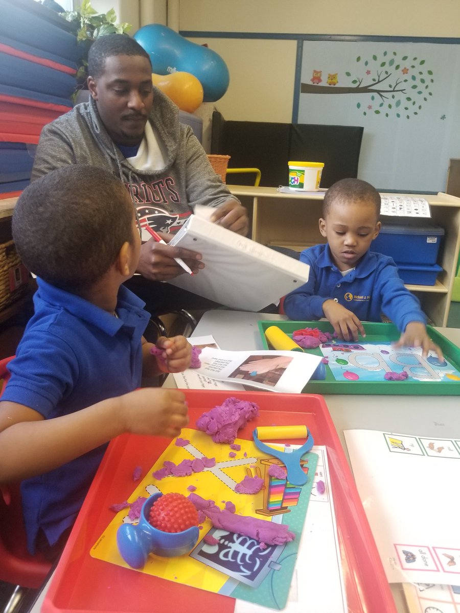 CraigCMartin12's tweet photo. When a Male Educator is at the Helm, Magic Happens! @BMEsTalk @blackvoices @BMeCommunity @TravisJBristol  #maleeducatorsmatter  #moechat #engagementmatters #bmestalk #blackboyjoy https://t.co/sd2upRdSlU