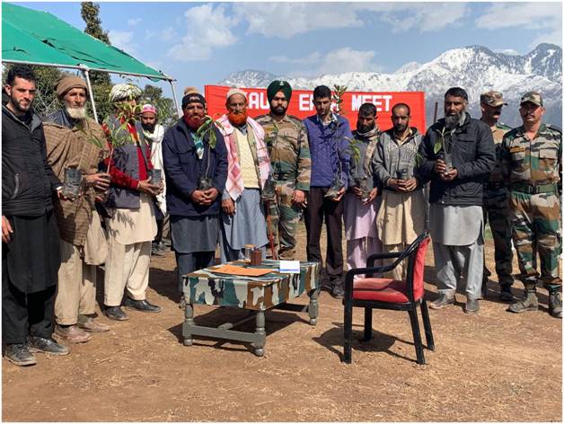 Whiteknight_IA's tweet photo. On #WorldForestryDay #IndianArmy org a #KaumiEktaMeet & #AfforestationDrive in Samote region, witnessed huge participation, 8,300 saplings planted. Local populace to incl teachers, students, ESMs appreciated the initiative undertaken by #ArmyForEnvironment @adgpi https://t.co/uYqINw7D5n