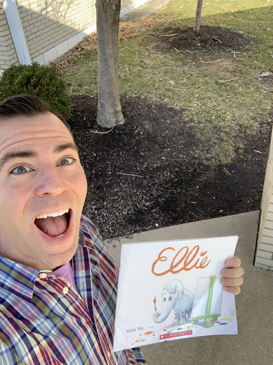 jrsteach's tweet photo. #mysteryreader and I’m the one who gets to be the surprise and read to my daughters #firstgrade class! #daddayatschool #springbreakforme https://t.co/0CNMiQAdWX