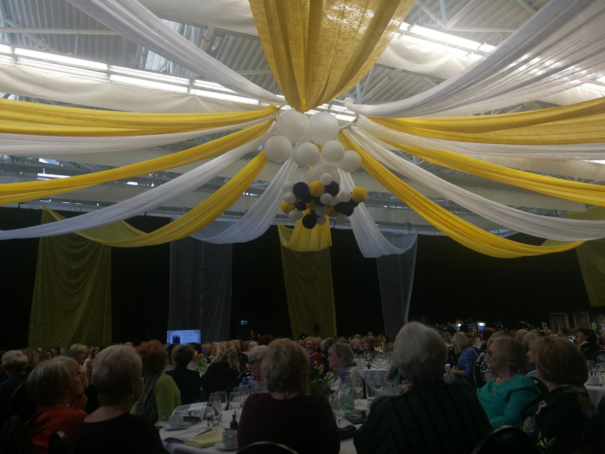 YvonneTywydd's tweet photo. Cinio elusen #WIWLUNCH @SophiaGardens er budd @savechildrencym @kpcyouth Araith arbennig gan gyfarwyddwr @pizzahut Kathryn Austin, @ruthwignall yn arwain yn wych ac Anne Davies gyda siorts y mab, Gareth, mewnwr #Cymru i'r ocsiwn! Gwyliwch @HenoS4C nos Lun 7yh @S4C https://t.co/q9v1tx37kt