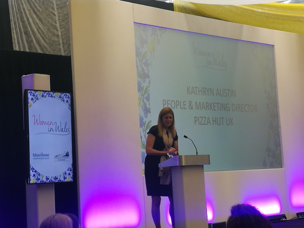 YvonneTywydd's tweet photo. Cinio elusen #WIWLUNCH @SophiaGardens er budd @savechildrencym @kpcyouth Araith arbennig gan gyfarwyddwr @pizzahut Kathryn Austin, @ruthwignall yn arwain yn wych ac Anne Davies gyda siorts y mab, Gareth, mewnwr #Cymru i'r ocsiwn! Gwyliwch @HenoS4C nos Lun 7yh @S4C https://t.co/q9v1tx37kt