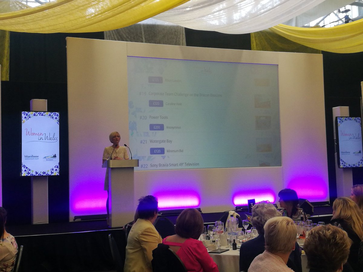 YvonneTywydd's tweet photo. Cinio elusen #WIWLUNCH @SophiaGardens er budd @savechildrencym @kpcyouth Araith arbennig gan gyfarwyddwr @pizzahut Kathryn Austin, @ruthwignall yn arwain yn wych ac Anne Davies gyda siorts y mab, Gareth, mewnwr #Cymru i'r ocsiwn! Gwyliwch @HenoS4C nos Lun 7yh @S4C https://t.co/q9v1tx37kt