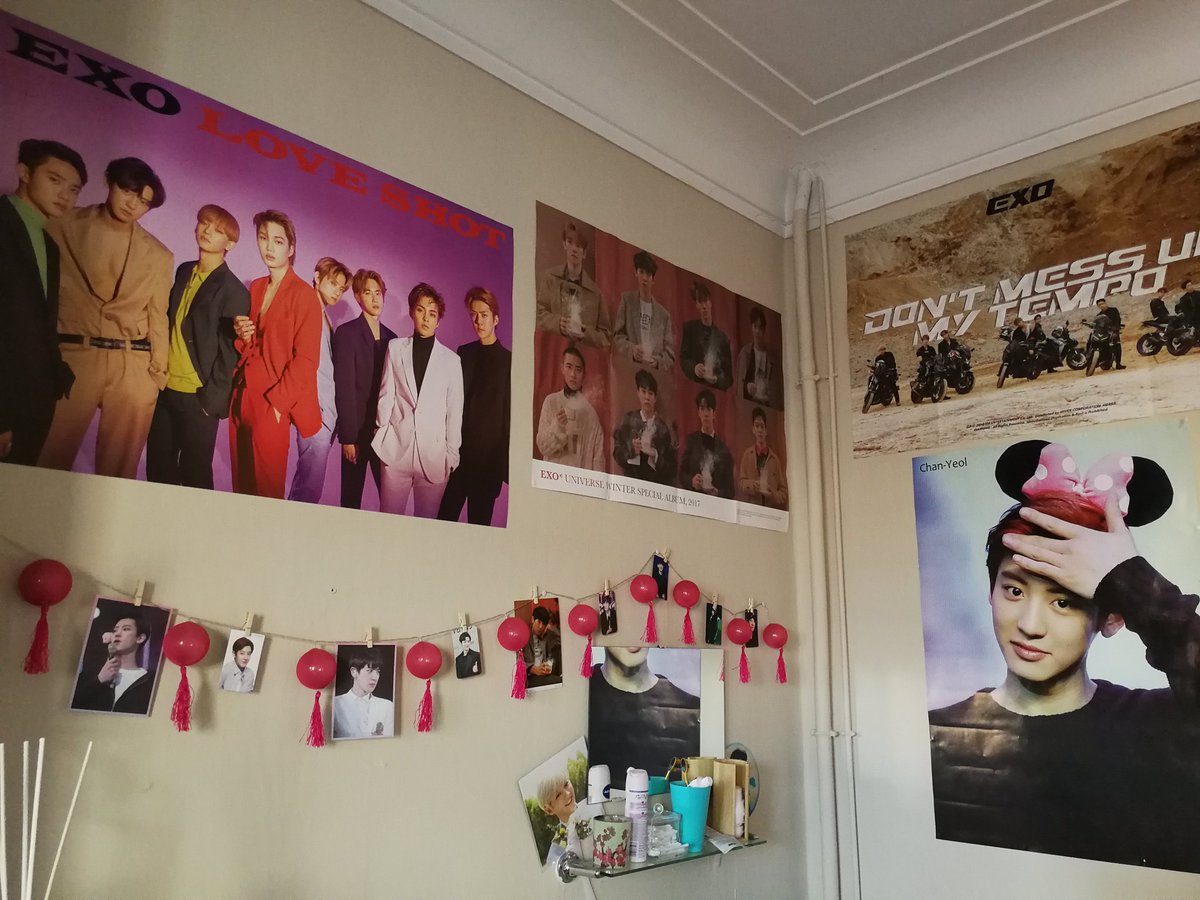 ChinaChey's tweet photo. My dear friend @ChoirOfFuries said I should expose my personal Chanyeol/EXO museum. So without further ado: my dorm ❤️✌️ #Chanyeol #EXO #EXOL #KPOP #studentdorm #lifeofafan #exposed #lol https://t.co/SrKQOVkmUf