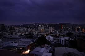 OfficialInto's tweet photo. The article also mentioned that the #SimónBolívarAirport had backup generators and was able to keep running, the problem with #generators is that overtime the fuel supply will dwindle down and completely run out ;therefore, leaving everyone #powerless. 2/2 https://t.co/jFFoure8Xp